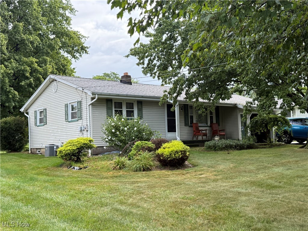 Property Photo: 5272 Middletown Road E OH 44442