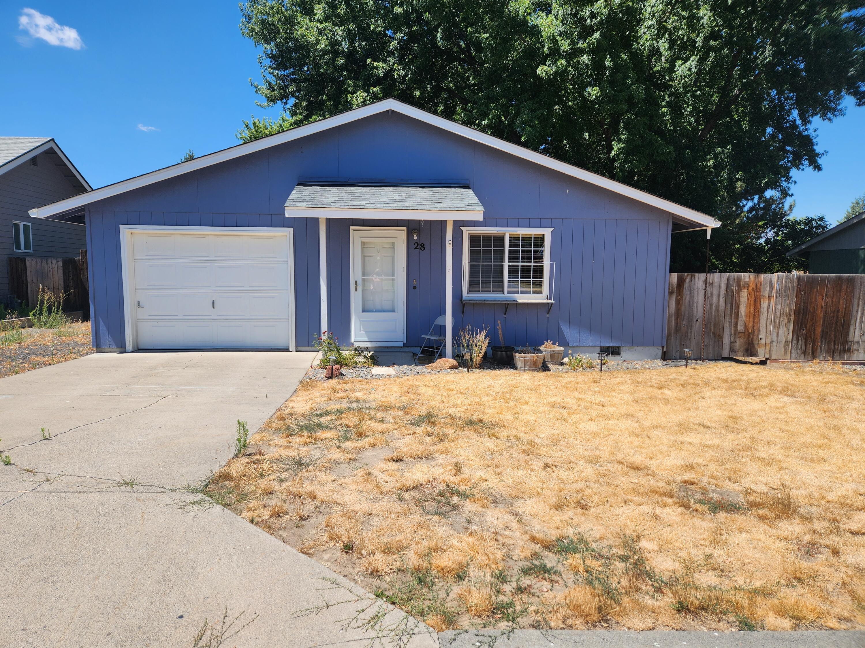Property Photo: 28 NE Hillcrest Street OR 97741