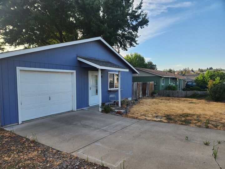 Property Photo:  28 NE Hillcrest Street  OR 97741 