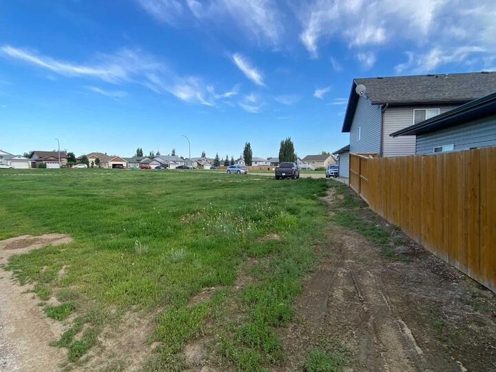 Property Photo: 79 Upland Manor W AB T1R 1P9