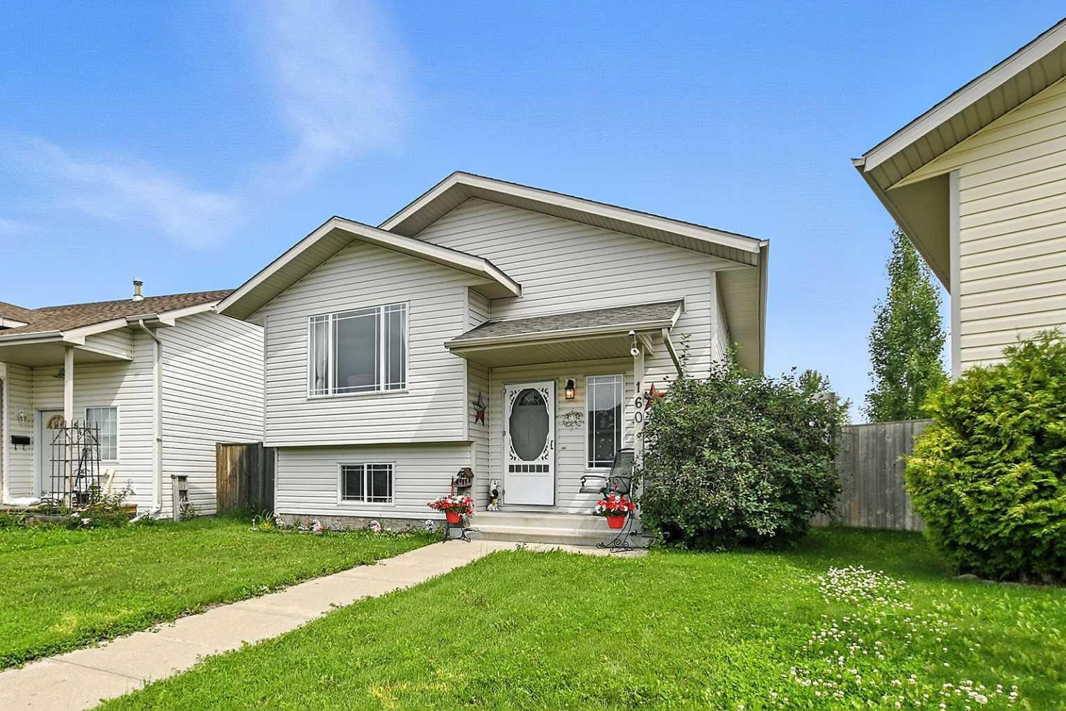 Property Photo:  160 Deschner Close  AB T4R 3C4 