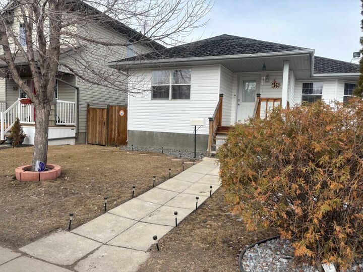 Property Photo:  625 Lancaster Drive  AB T4R 3N8 