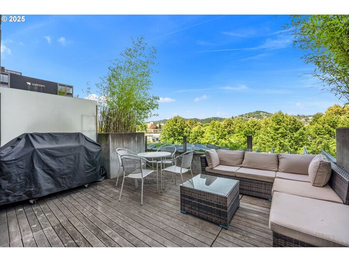 Property Photo:  1410 NW Kearney St 1026  OR 97209 