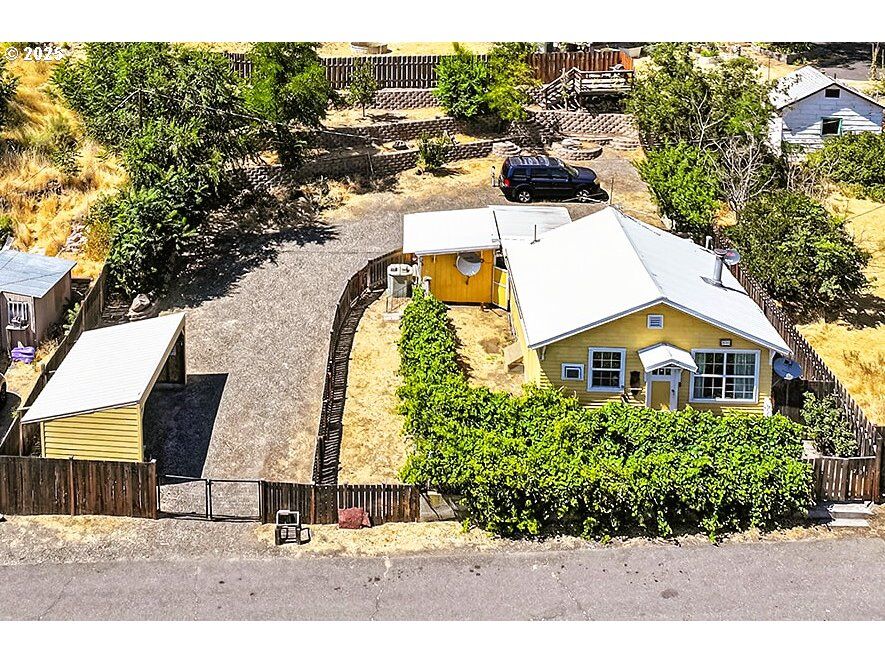 Property Photo:  201 Bunn St  WA 98673 