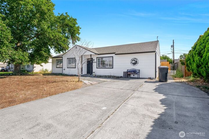 Property Photo:  1214  Arnold Drive  WA 98837 