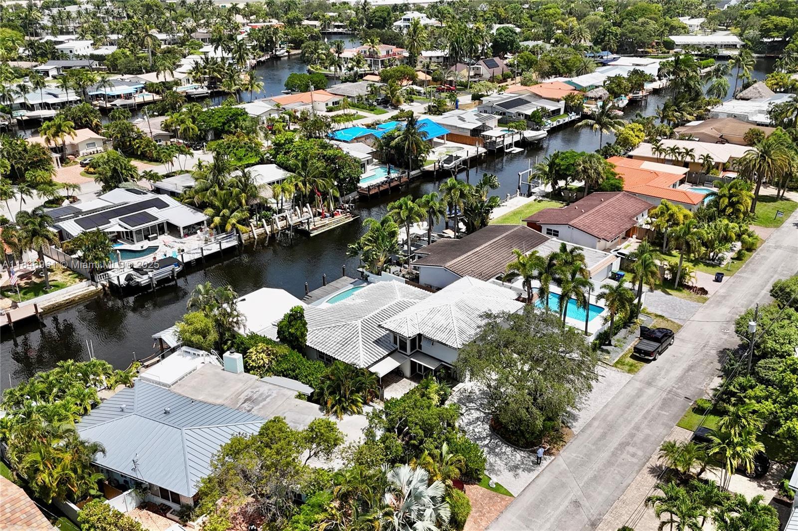 Property Photo: 2216 NE 18th Ave FL 33305