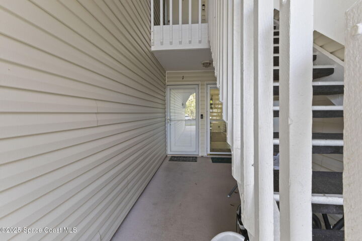 Property Photo: 1907 Aynsley Way FL 32966