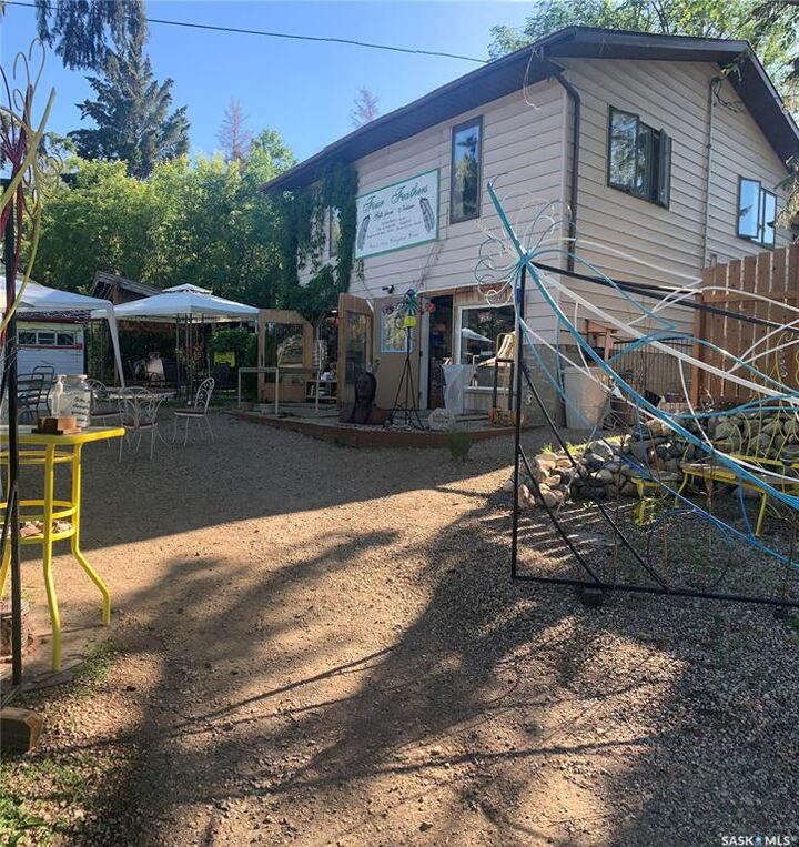 Property Photo:  202-206 Elizabeth Avenue  SK S0K 4T1