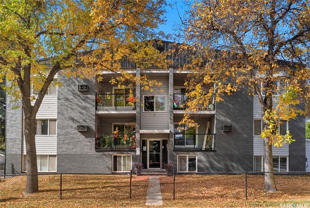 Property Photo: 833 B Avenue N 2A SK S7L 1E6