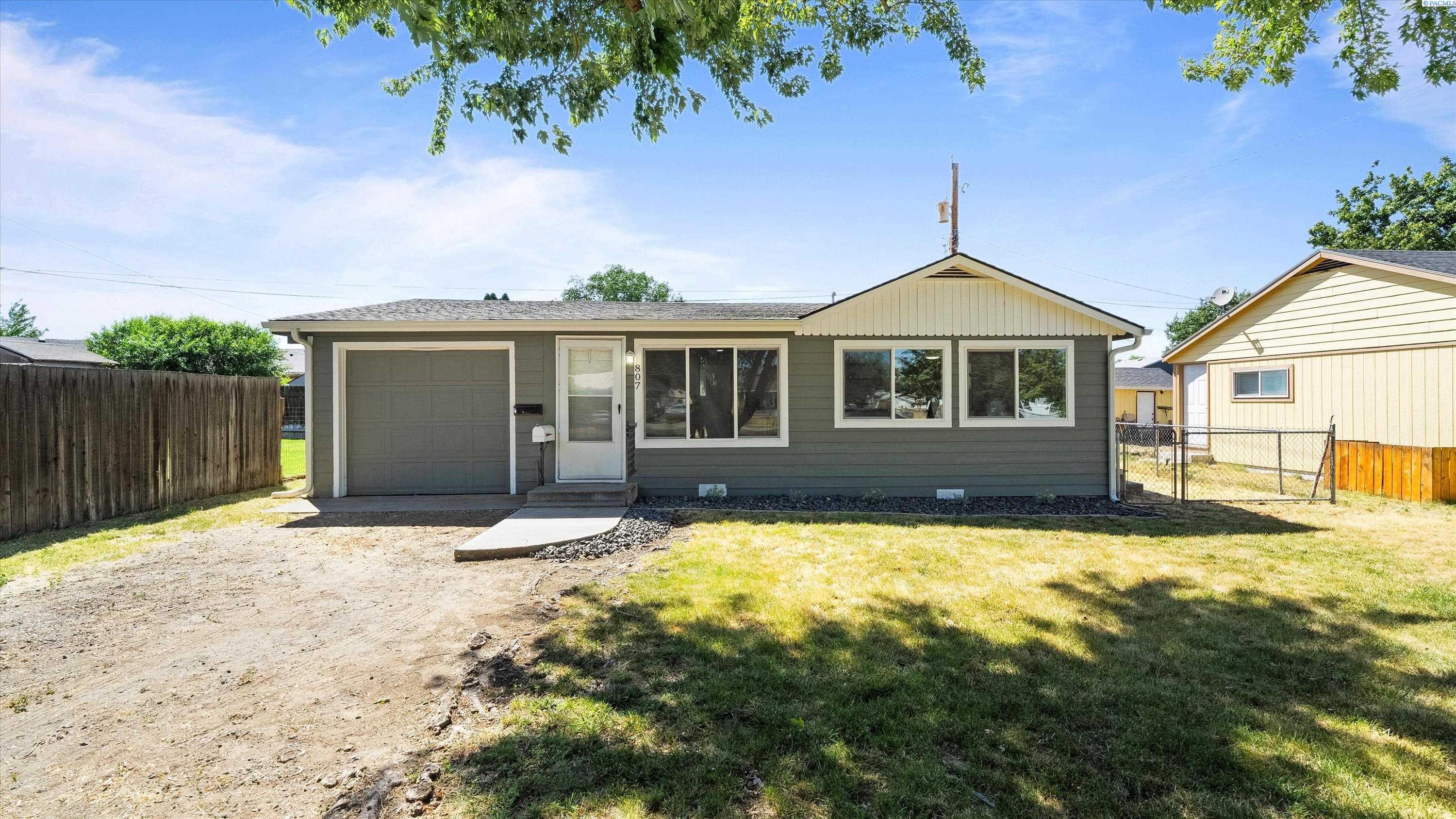 Property Photo: 807 Snow Ave WA 99352