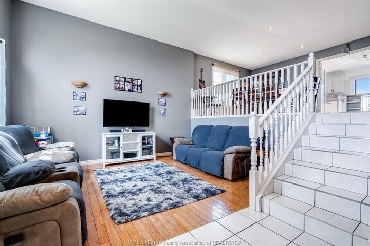 Property Photo: 32 Wakefield ON N8H 5J7