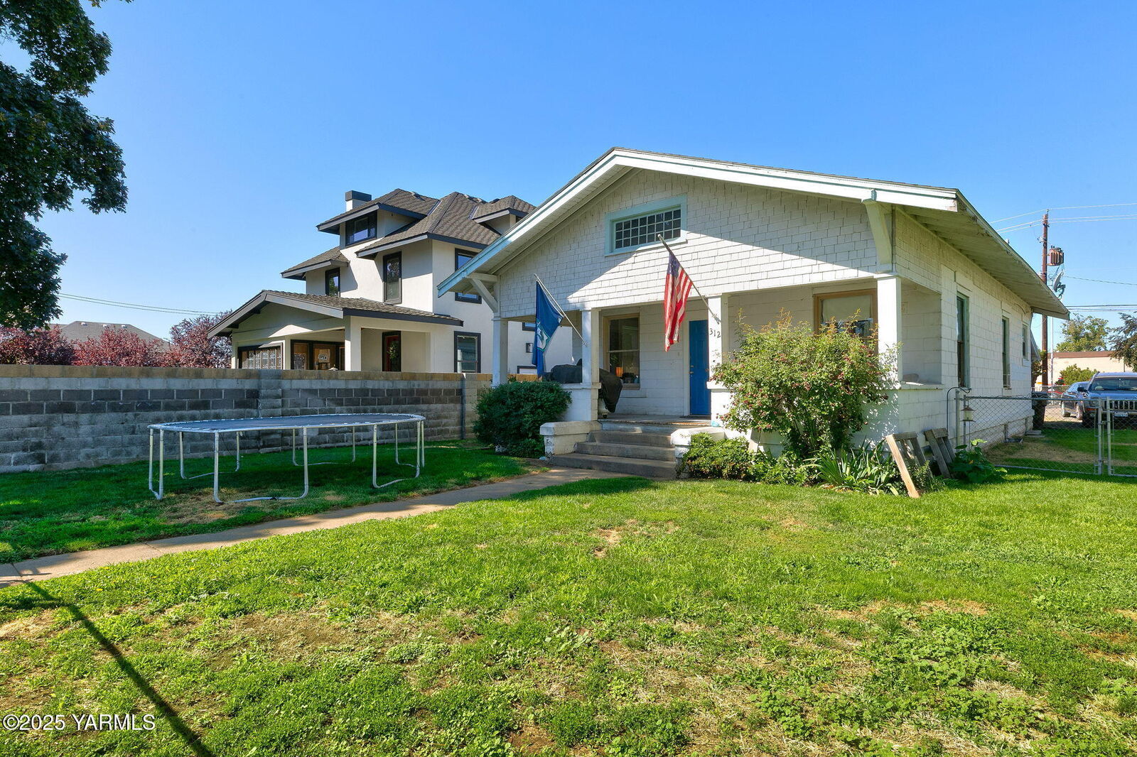 Property Photo: 312 S 10th Ave WA 98902