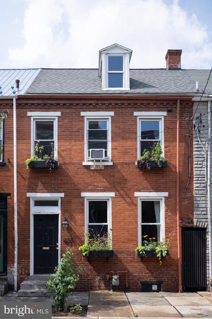 Property Photo: 433 E Orange Street PA 17602