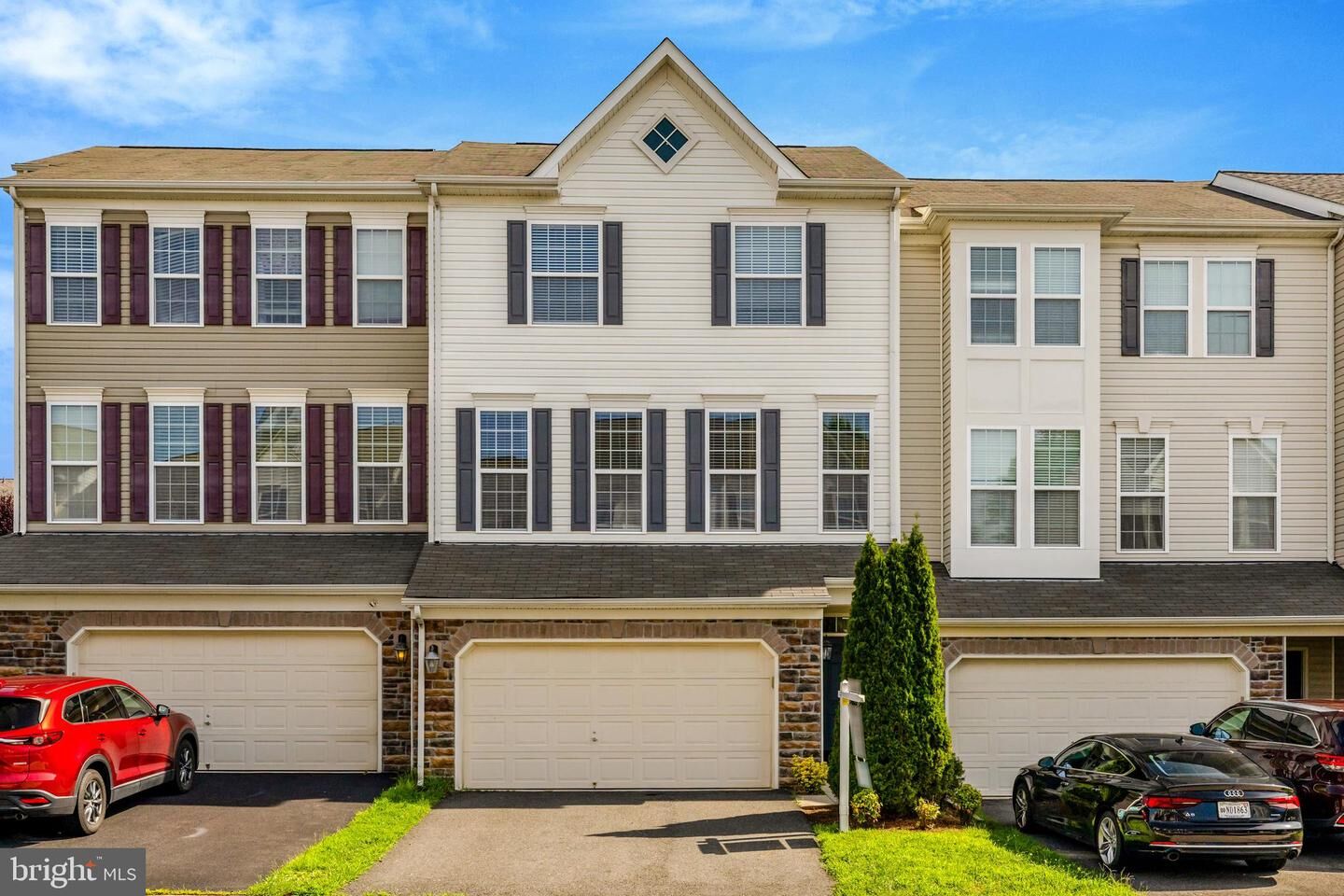 Property Photo: 41900 Diamondleaf Terrace VA 20105