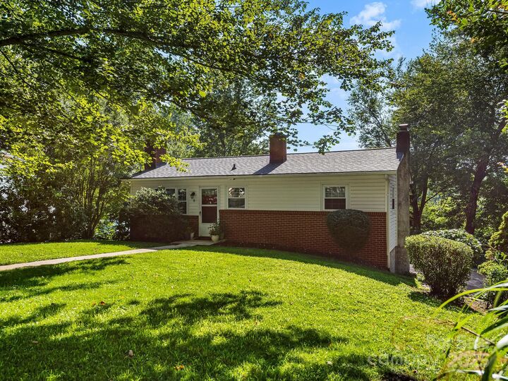 Property Photo: 8 Vista Knoll Road NC 28715
