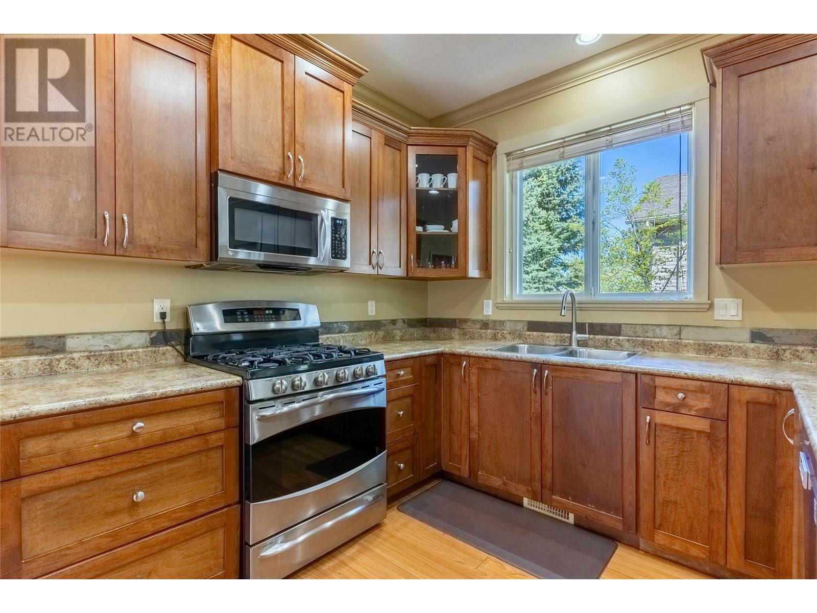 Property Photo:  2046 Robson Place 12  BC V2E 0A5 