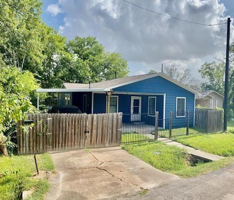 Property Photo:  433 Calloway Street  TX 77029 