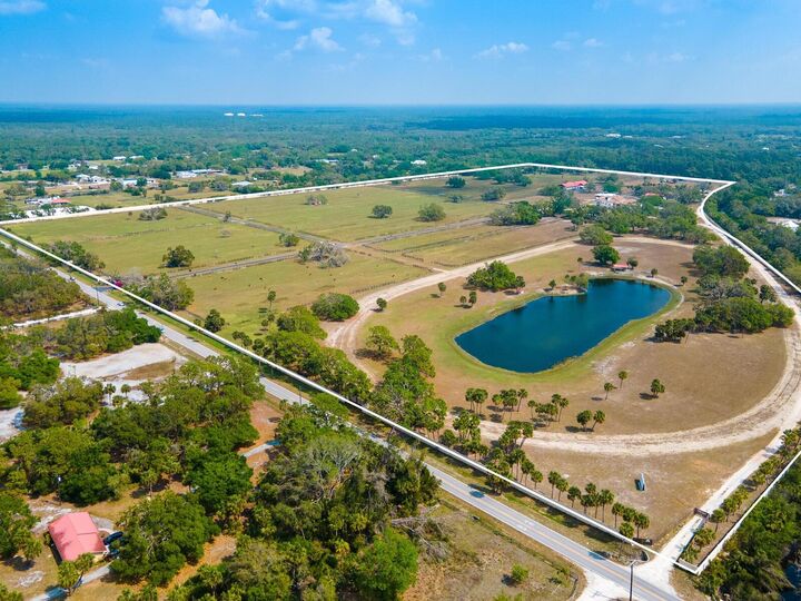 Property Photo: 600 N Jackson Road FL 34292