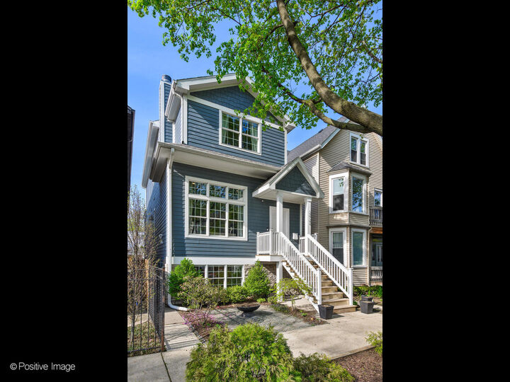 Property Photo: 2420 W Belle Plaine Avenue IL 60618
