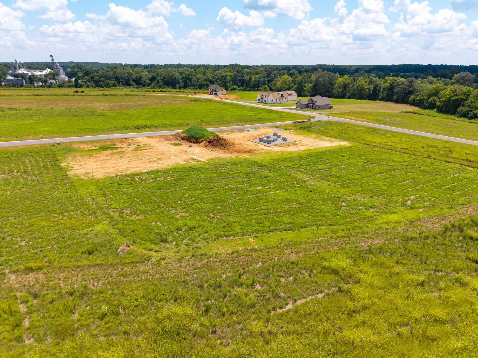 Property Photo:  2114 Chivalry Way  TN 37040 