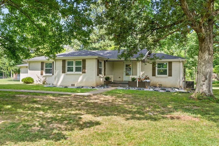 Property Photo:  1561 Woodlawn Rd  TN 37042 