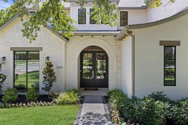 Property Photo: 7019 Greentree Lane TX 75214