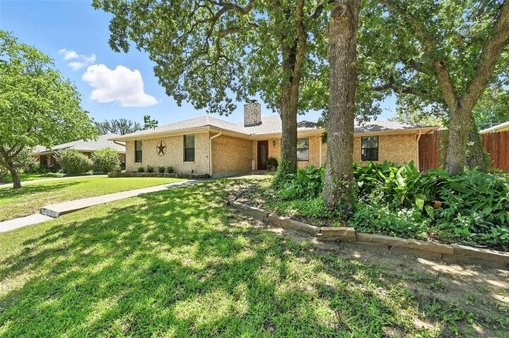 Property Photo:  1504 Riviera Court  TX 76012 