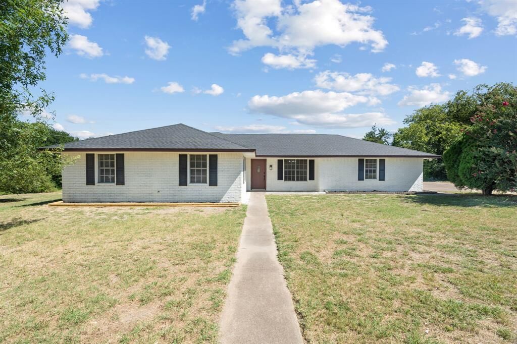Property Photo:  102 Lakecrest Place  TX 75165 