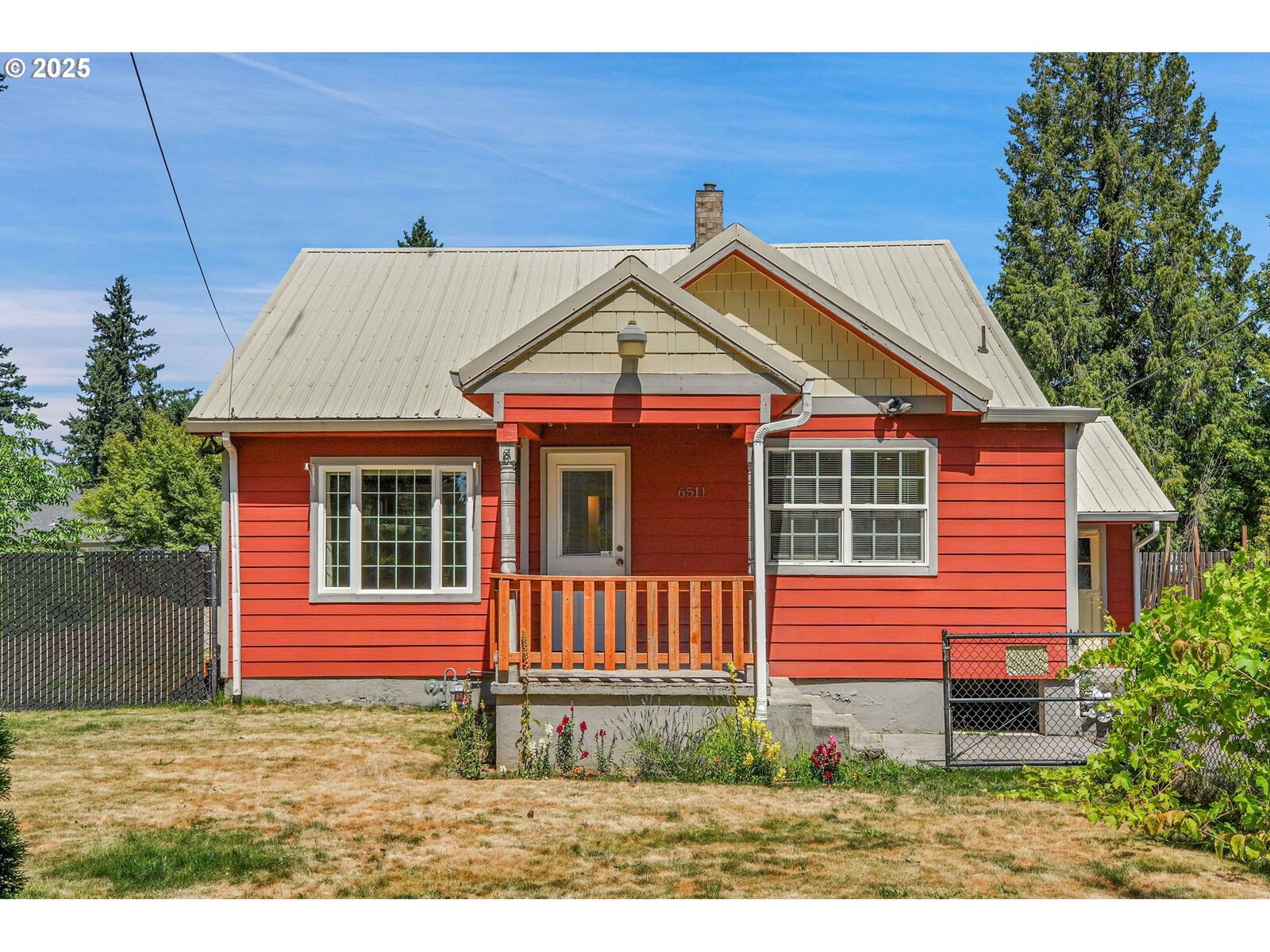 Property Photo:  6511 SE Needham St A  OR 97222 