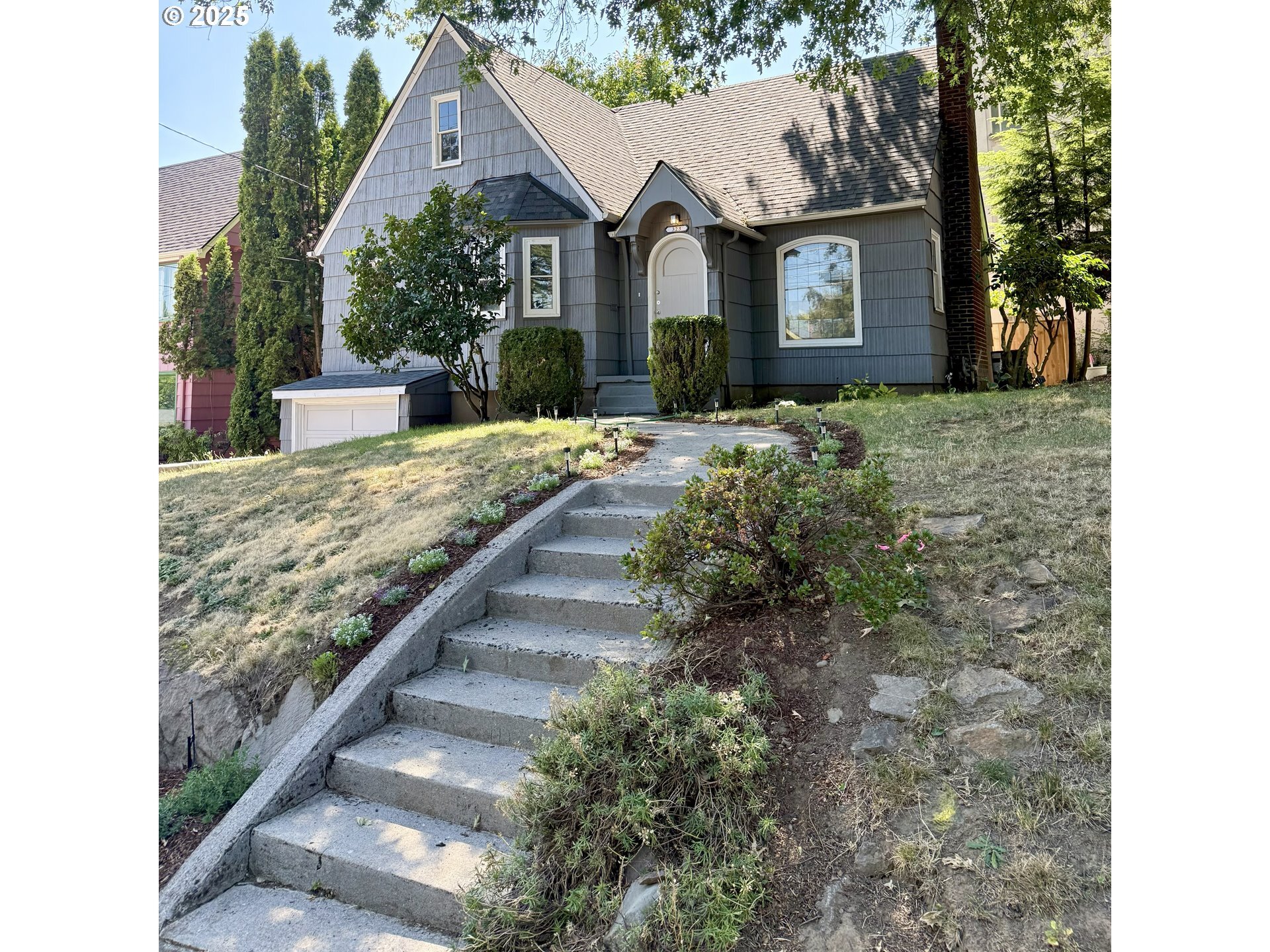 Property Photo: 323 NE 47th Ave OR 97213