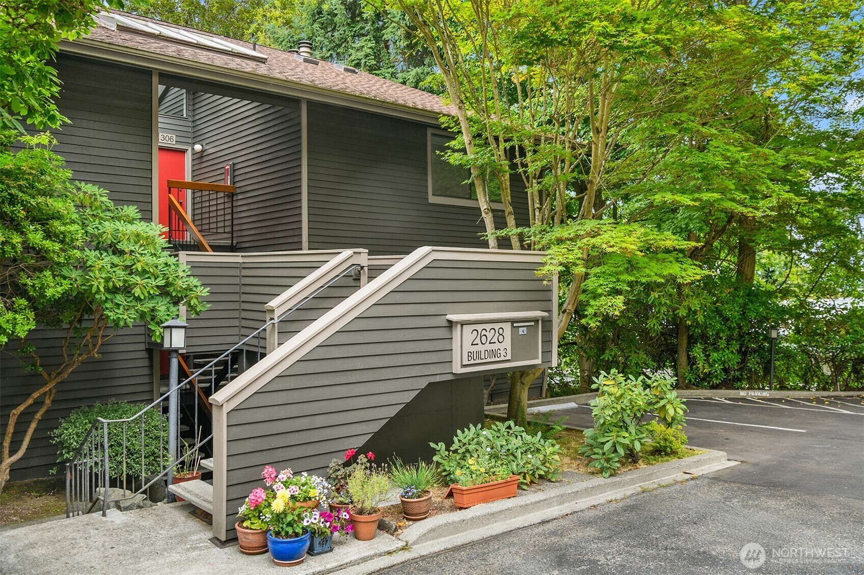 Property Photo: 2628 4th Avenue N 304 WA 98109