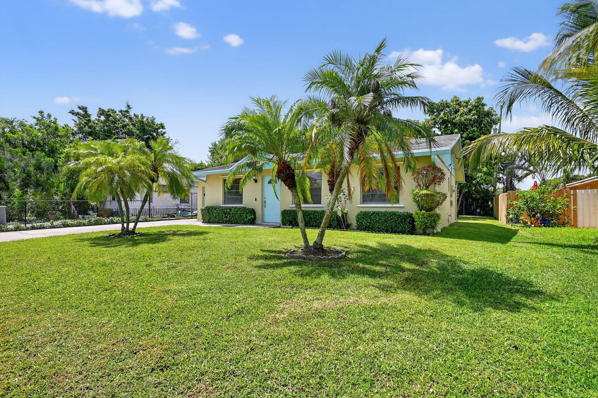 Property Photo: 1286 W Frangipani Circle FL 33462