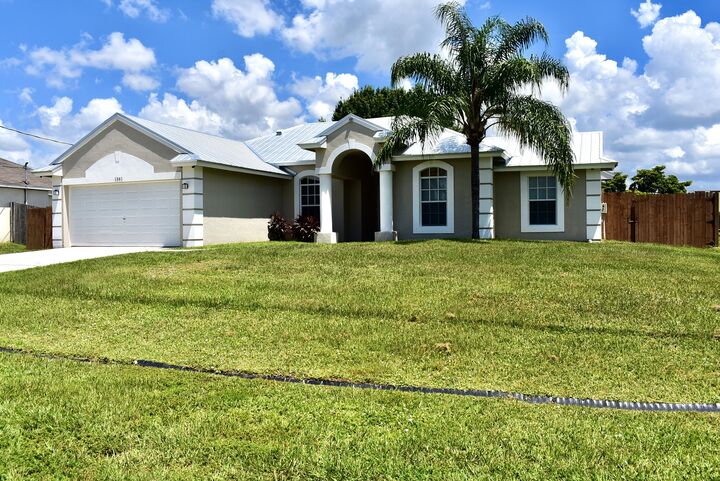 Property Photo: 1561 SW Gadsan Avenue FL 34953