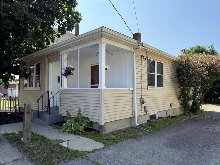 92 N Maple Avenue NE  Barrington RI 02806 photo