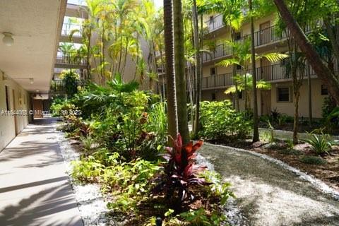 Property Photo:  13000 SW 92nd Ave B114  FL 33176 