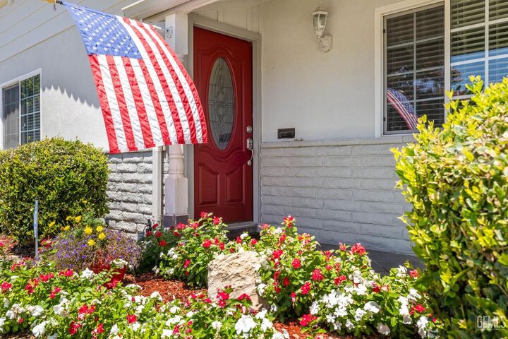 Property Photo: 704 River Oaks Drive CA 93309