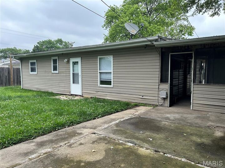 Property Photo:  2829 Edgewood Avenue  IL 62040 