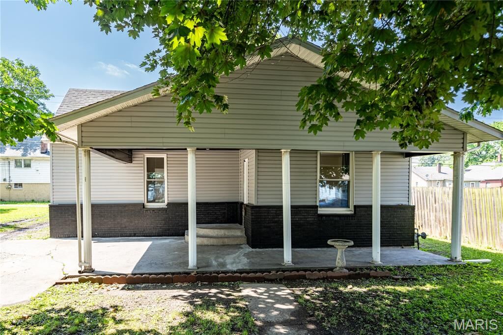 Property Photo: 2428 E 25th Street IL 62040