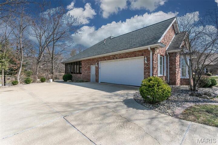 Property Photo: 10 Dunbridge Court IL 62034