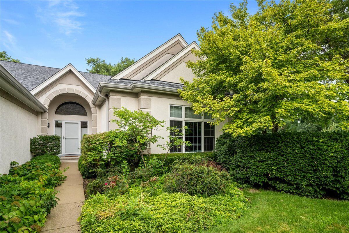 Property Photo: 2524 Augusta Way IL 60035