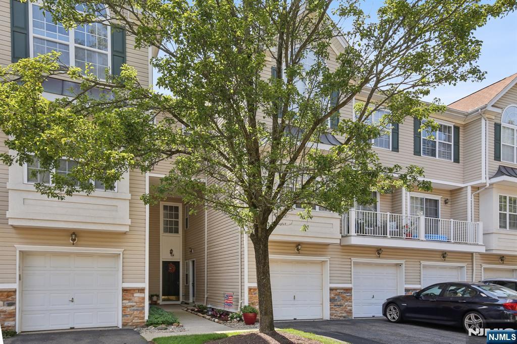 Property Photo:  64 Lakeview Court  NJ 07442 