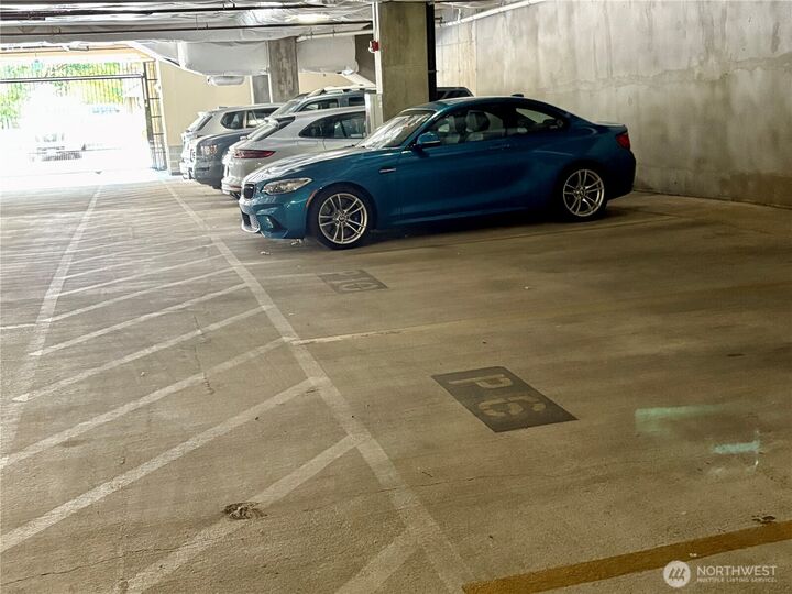 Property Photo:  170  Harbor Square Lp  NE P-6  WA 98110 