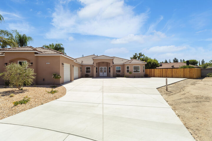 Property Photo: 183 Oaks Court CA 93274