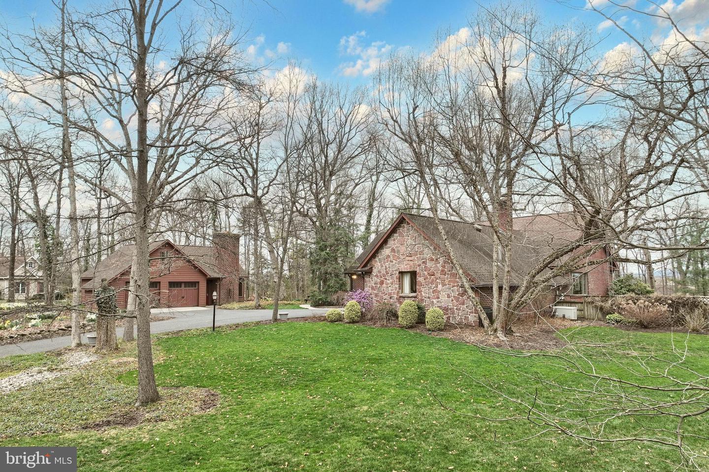 Property Photo:  10 White Oak Trail  PA 17325 