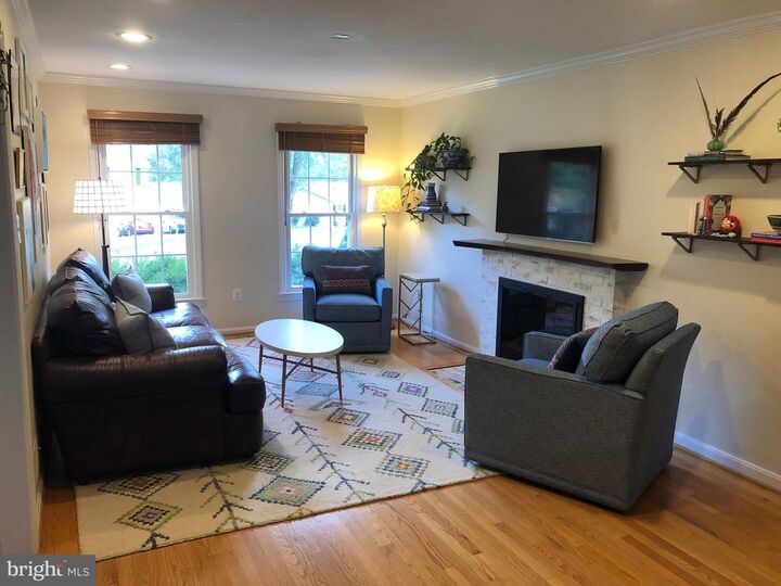 Property Photo: 9811 Meadow Knoll Court VA 22181