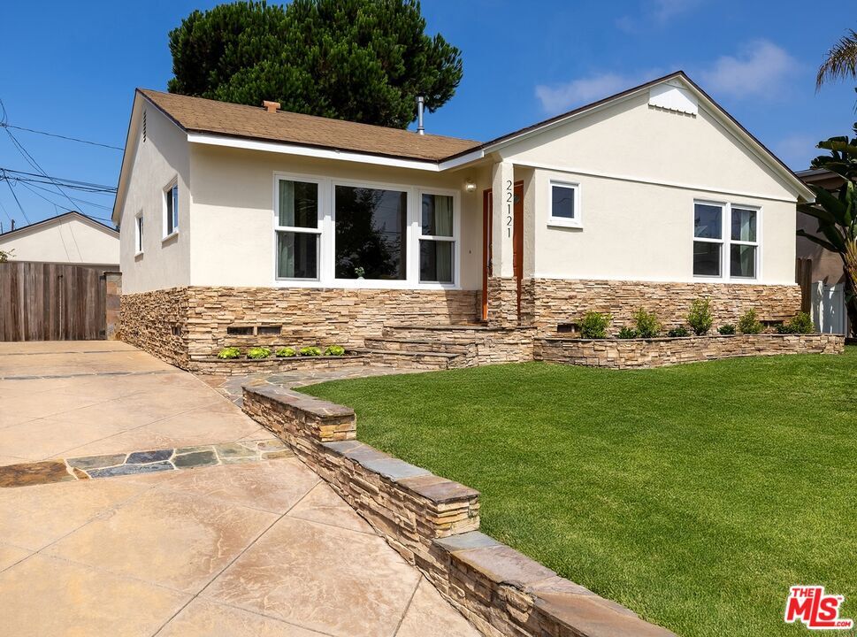22121 Palos Verdes Blvd  Torrance CA 90503 photo