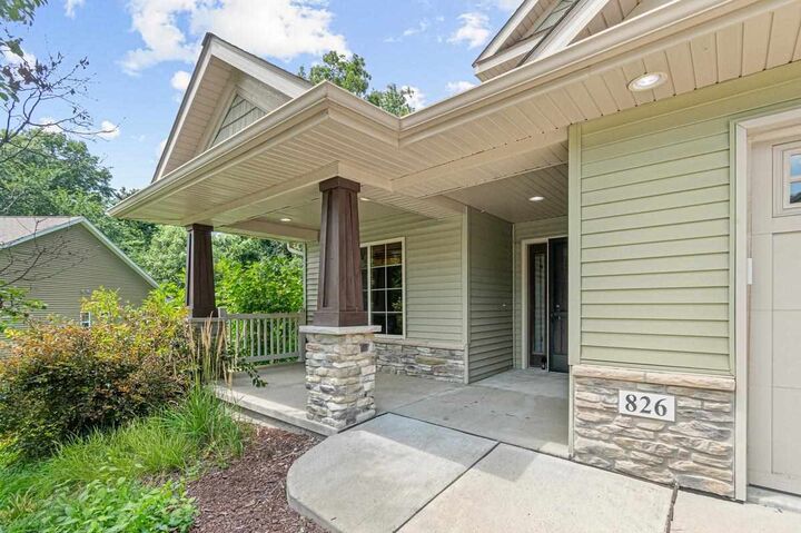 Property Photo: 826 Sugar Loaf Cir IA 52245