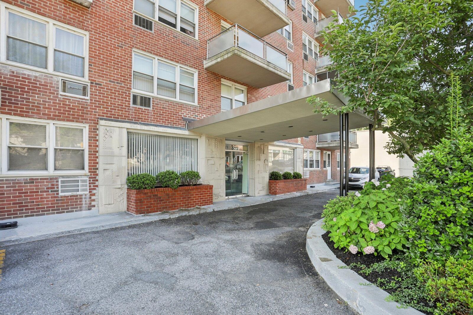 Property Photo:  385 McLean Avenue 10B  NY 10705 