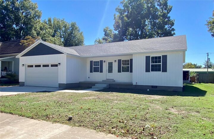 Property Photo:  317 E Cypress Street  MO 63834 