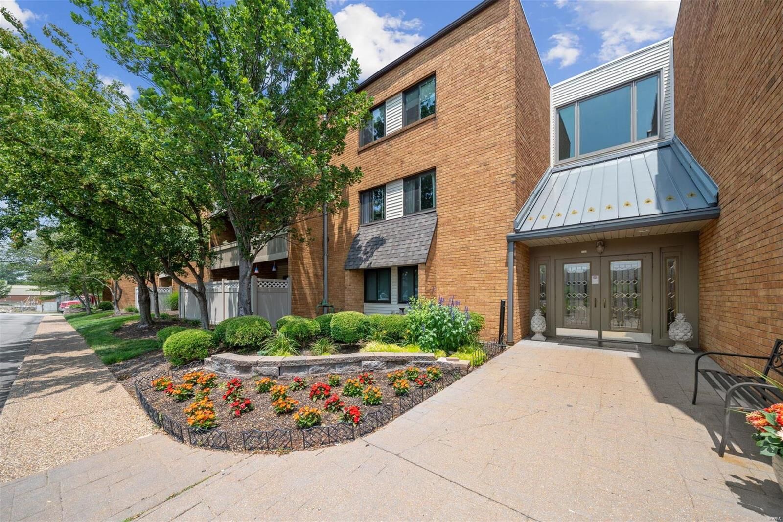 Property Photo: 950 E Rue De La Banque 117 MO 63141